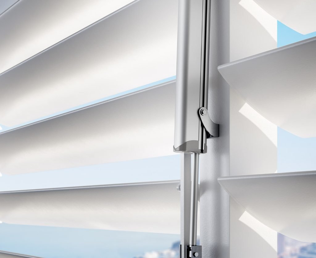 Close-up of a Comunello Mowin automated actuator installed on exterior sunshade louvers (frangisole).