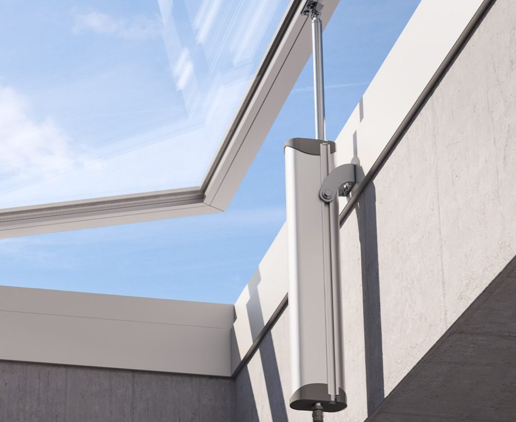 Close-up of a Comunello Mowin automated actuator installed on a residential skylight (lucernaio).